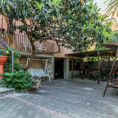 מלון דירות Alda 4*